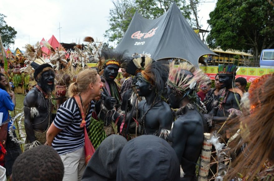 A takhle jsem byla líčena uprostřed dění festivalu Goroka Show, což přilákalo několik přihlížejících.