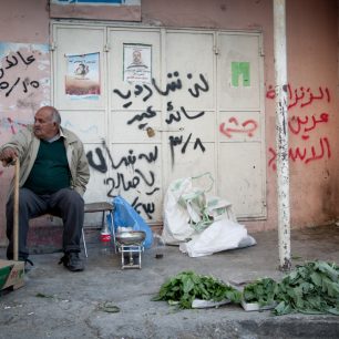 Pouliční prodavač bylin. Mnozí se takto živí celý život a vyvstává otázka, proč neodejdou do palestinských měst. 