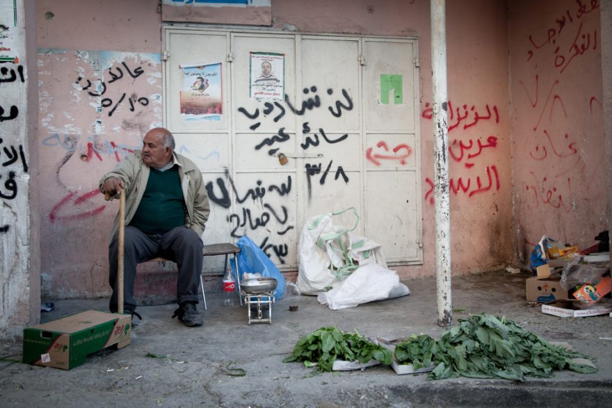 Pouliční prodavač bylin. Mnozí se takto živí celý život a vyvstává otázka, proč neodejdou do palestinských měst. 