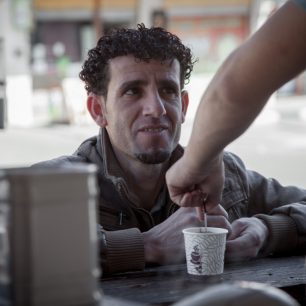 Prodejna kávy obsluhovaná studentem univerzity Al-Quds v Betlémě. Za vzdělání se tu platí a je potřeba si na něj vydělat.