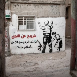 Kopie slavného graffiti od Banksyho. Zdi tábora jsou kromě podobných kreseb a portrétů mučedníků popsány nápisy ještě z doby první intifády (palestinského povstání), která probíhala v letech 1987-1993.