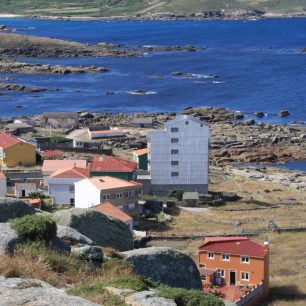 Pohled na krajinu z kopečku na městečkem Muxía, Španělsko