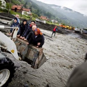 Velká voda vyhnala z domovů i obyvatele vesnice Topcic Polje. Záchranáři je museli evakuovat na bagru. (Foto: Reuters/Dado Ruvic, courtesy Trust.org - AlertNet)