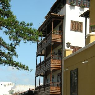 Ukázka vyřezávaných balkónů v Icod de los Vinos
