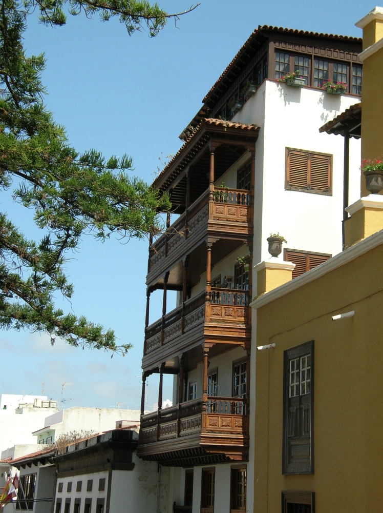 Ukázka vyřezávaných balkónů v Icod de los Vinos
