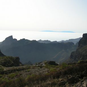 Díky pasátové oblačnosti kumulující se ve výšce okolo 800 až 1200 m. n. m. jsou vidět pouze vrcholky sousedního ostrůvku La Palma.
