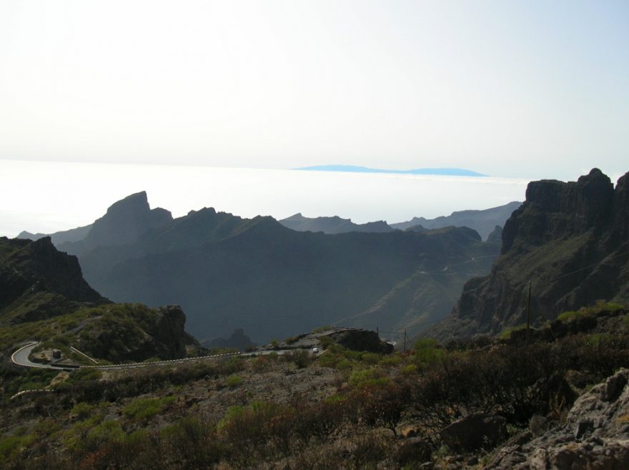 Díky pasátové oblačnosti kumulující se ve výšce okolo 800 až 1200 m. n. m. jsou vidět pouze vrcholky sousedního ostrůvku La Palma.