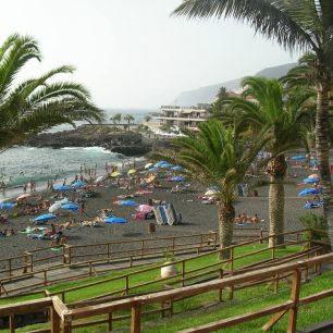 Pláže jsou na Tenerife převážně s černým vulkanickým pískem, s šedým pískem navezeným z mořských hlubin a dokonce jedna s bílým saharským pískem – Playa de las Teresitas na východě ostrova. 