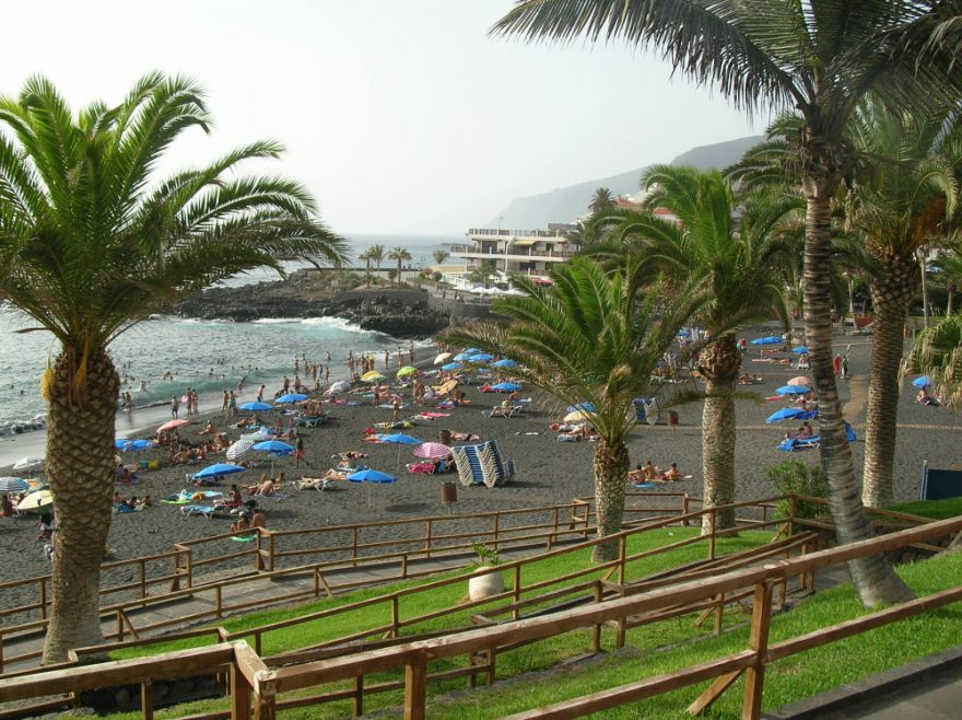 Pláže jsou na Tenerife převážně s černým vulkanickým pískem, s šedým pískem navezeným z mořských hlubin a dokonce jedna s bílým saharským pískem – Playa de las Teresitas na východě ostrova. 