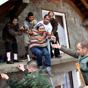 Srbská armáda evakuuje lidi z domů v srbském Obrenovaci. (Foto: Reuters/Marko Djurica, courtesy Trust.org - AlertNet)