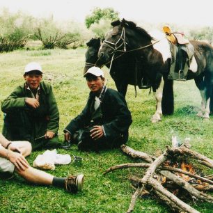 Posezení s mladými pastevci, Mongolsko