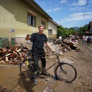 Povodeň v Maglaji přežilo kolo ze čtyřicátých let, jinak toho moc nezbylo. (Foto: Aleš Tomášek, ČvT)
