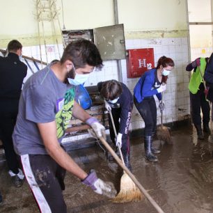 Dobrovolníci čistí první patro nemocnice od bláta. (Foto: Robert Mikoláš, Český rozhlas)