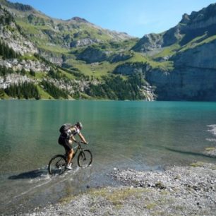 Na kole kolem jezer