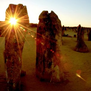 Australské  slunce dokáže zasvítit i skrze kámen