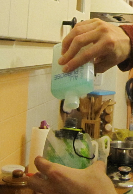 Přípravky nadávkujte do menších lahviček max. 100 m