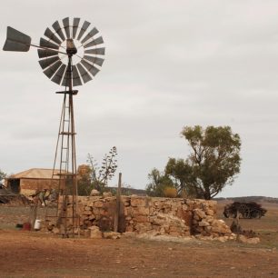 Větrné mlýny pumpující na povrch vodu