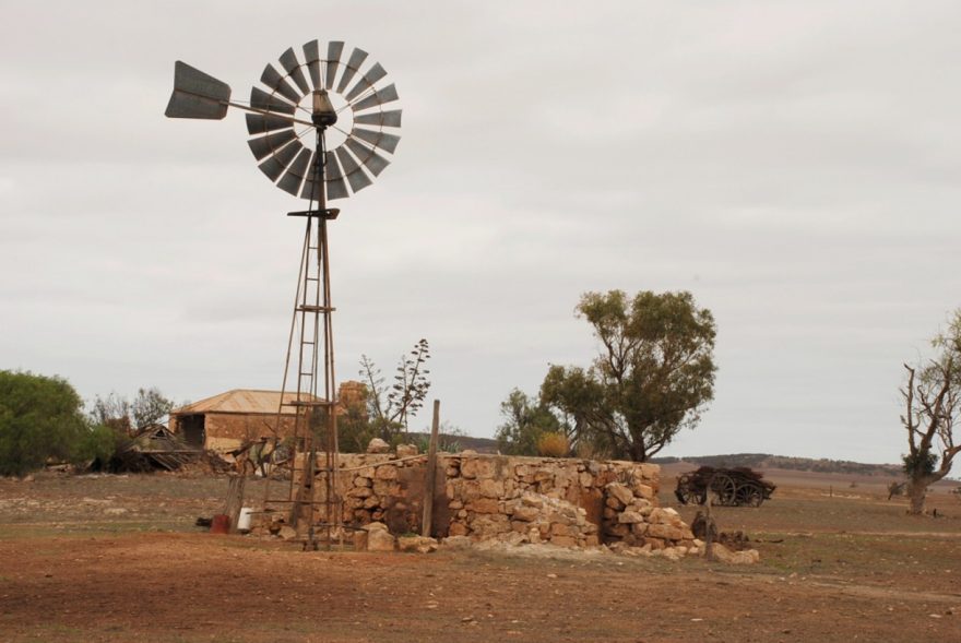 Větrné mlýny pumpující na povrch vodu