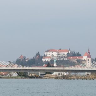 Starobylé městečko Ptuj s dálničním mostem