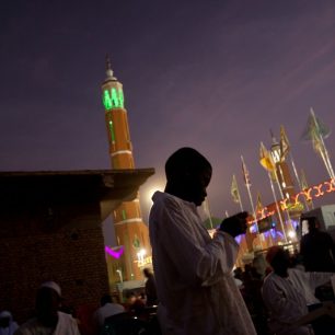 Noční Chartúm. V pozadí mešita, kterých je po Sudánu v různém provedení spousty