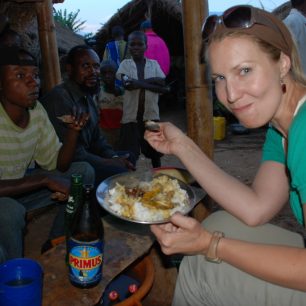 Cestování po východním Kongu, kde se zamřila na problematiku masového znásilňování žen a dětí. Venkovská "restaurace"- většinou tu seženete k jídlu jen rýži a fazole, fufu, výjimečně maso,které se ale moc jíst nedá.
