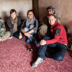 V Iráku, v kurdských horách na hranici s Íránem. Foto ze setkání s příslušníky kurdských ozbrojených milicí PKK, považovaných za teroristickou organizaci. Z této práce vznikl dokument pro ČT nazvaný Iráčanky. Na fotce společně s Olgou Šilhovou a Jarmilou 