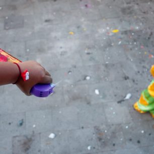 Jednou z hlavních aktivit latinskoamerických karnevalů je stříkání pěny ve spreji, Ekvádor