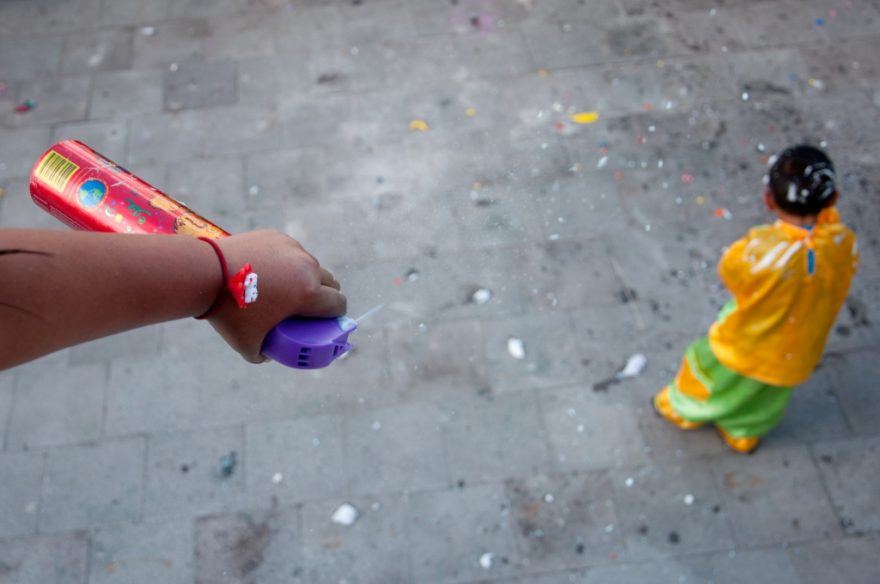 Jednou z hlavních aktivit latinskoamerických karnevalů je stříkání pěny ve spreji, Ekvádor