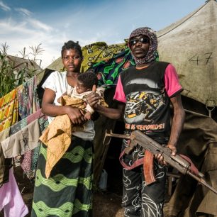  Vojenský tábor vládních konžských vojáků. Na první (i druhý) pohled je od povstalců rozeznáte jen velmi těžko...