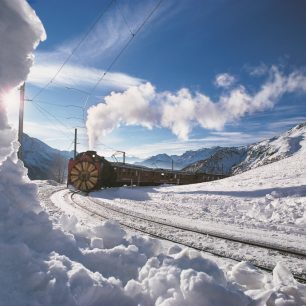 Cesta vede i několikametrovými závějemi, Švýcarsko