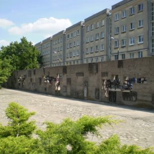 Velká část Pawiaku musela být postavena nově. Včetně tohoto symbolického úseku obvodní zdi, Varšava