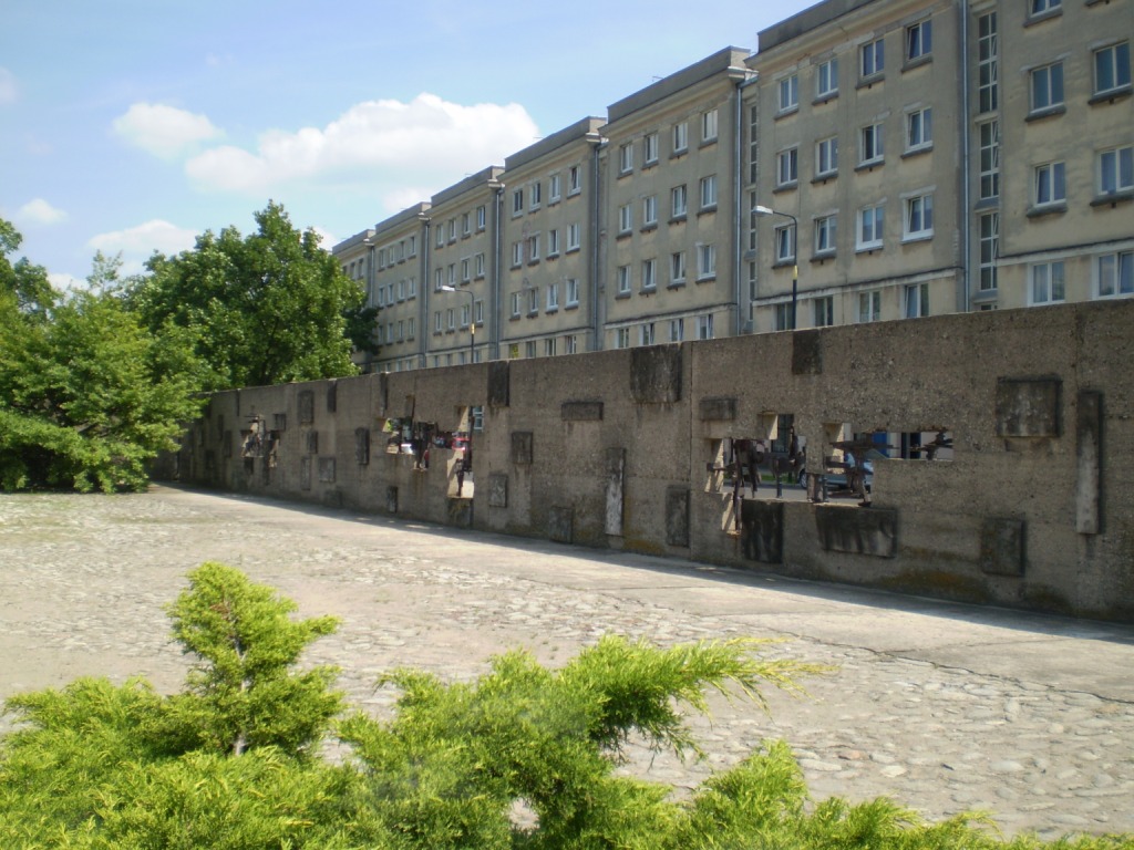 Velká část Pawiaku musela být postavena nově. Včetně tohoto symbolického úseku obvodní zdi, Varšava