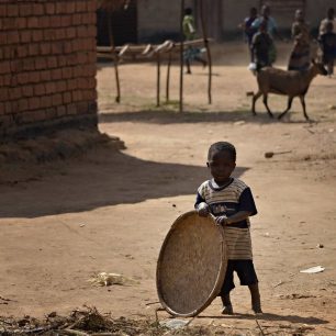 Děti si hrají téměř s čímkoliv, Malawi