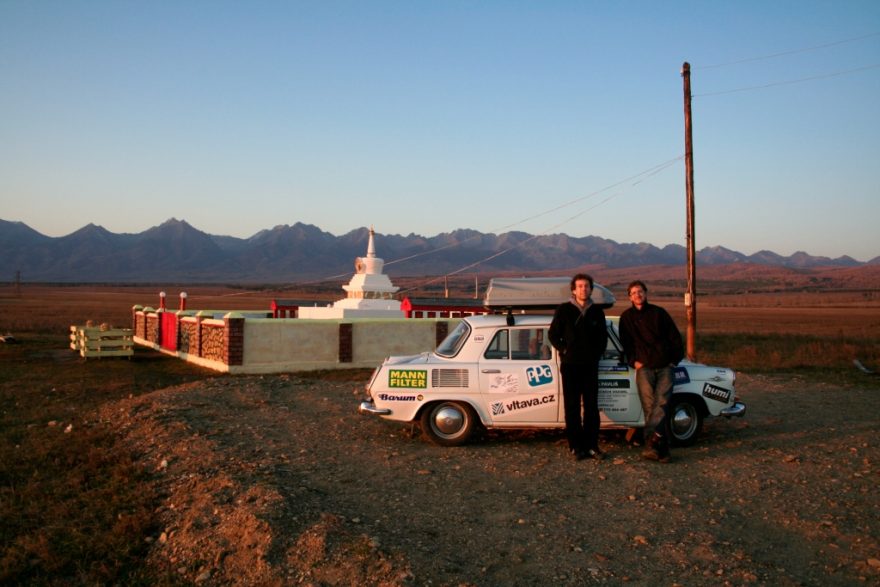 Archan, zastávka u Buddhistické svatyně 