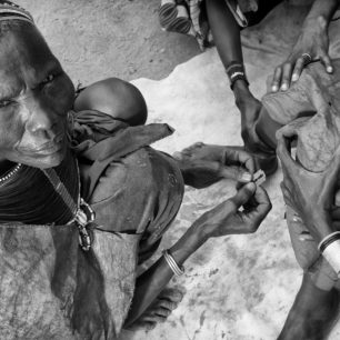 Obřezávačka Cecilia se právě chystá k obřízce mladé samburské dívky