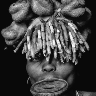 Portrét Mursijky z jižní Etiopie, kmenové území kolem řeky Omo.