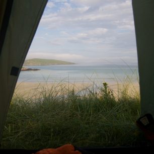 Výhled ze stanu na Luskentyre, Hebridy