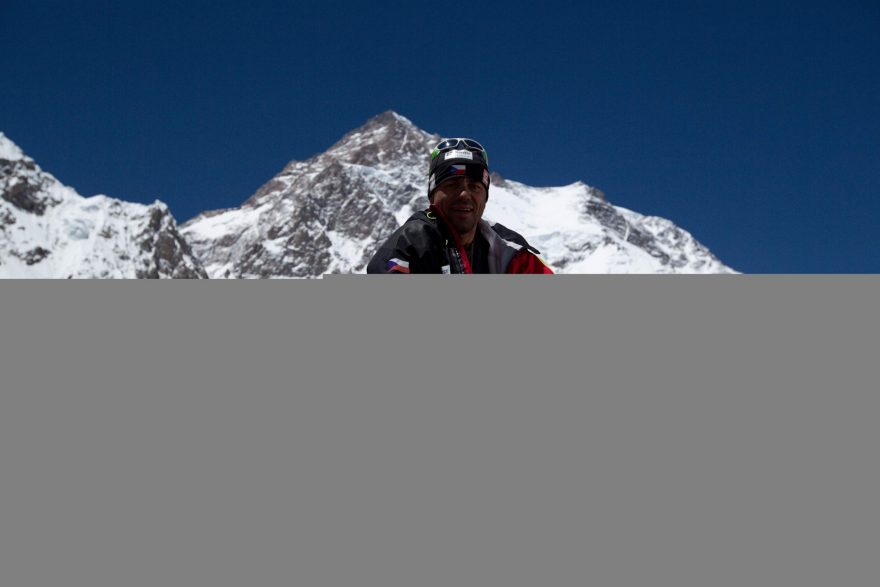 Radek Jaroš a za ním impozantní masiv K2