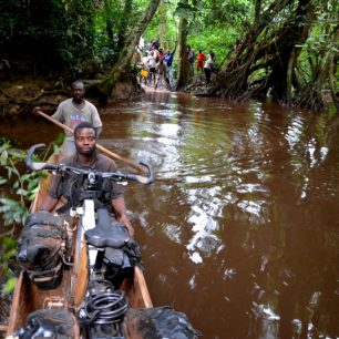 Na první pohled vratké pirogy jsou podle mých zkušeností dosti stabilní. Jel jsem jimi ve stovkách případů, s lidmi, s kolem, s motorkou a i když byla hladina vody jen pár milimetrů pod okrajem, plavidlo vždy zdárně dojelo tam, kam mělo.