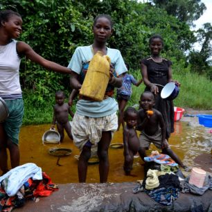 Všeobecné veselí při konverzaci s mondelé – bělochem, Kongo
