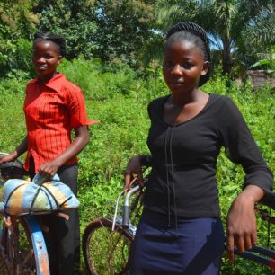 Do kostela na kole. A i v polních podmínkách vždy jako ze škatulky.