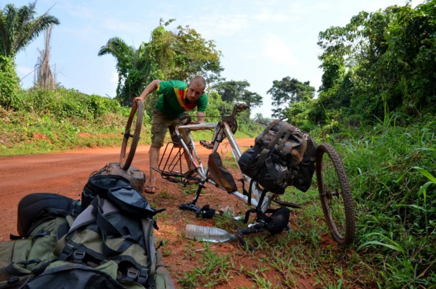 Zoufalost při vyměňování brzdových destiček k diskovým brzdám. DO Afriky tento typ brzd už nikdy. Nefungují a opravy  jsou na denním pořádku. Jeden by navíc potřeboval mikroskop, pinzetu a třetí ruku. Ach jo…