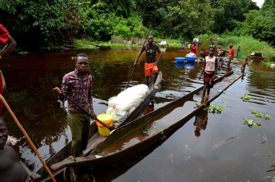 Surová nezpracovaná guma ponechaná delší dobu na dešti.