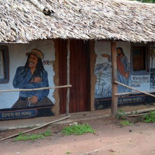 Typická koláž v Kongu – kombinace války, Boba Marleyho a Ježíše Krista.