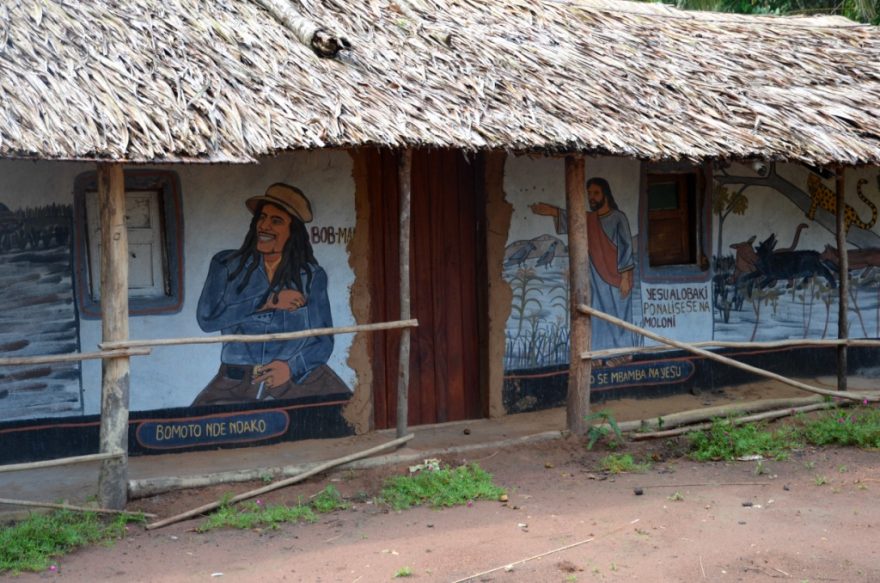 Typická koláž v Kongu – kombinace války, Boba Marleyho a Ježíše Krista.