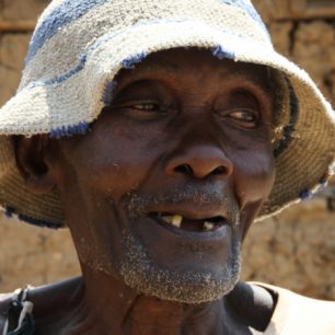 Jeden z Pygmejů v Ntandi, Uganda