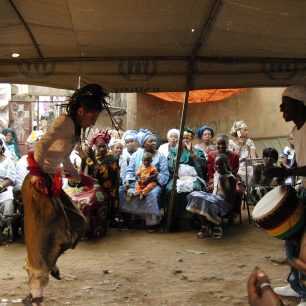 Tereza Kerle tančí v Africe