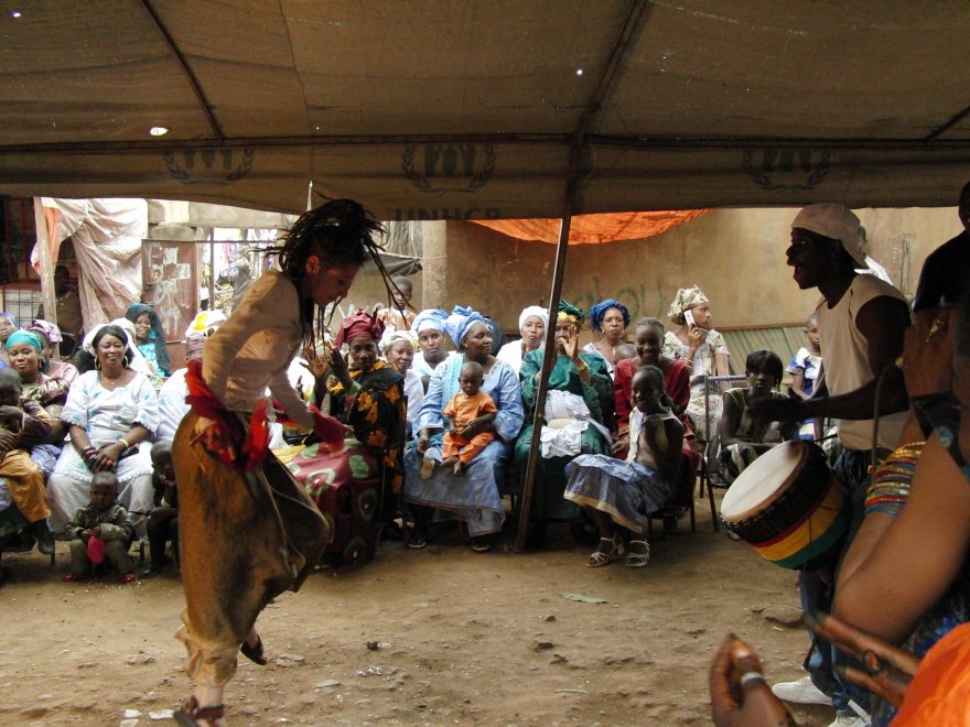 Tereza Kerle tančí v Africe
