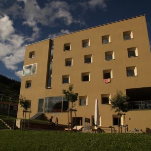 Hostel Scuol může zvenku vypadat poněkud stroze, Švýcarsko