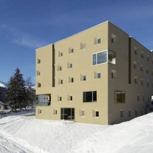 Hostel Scuol je krásný i v zimě, Švýcarsko